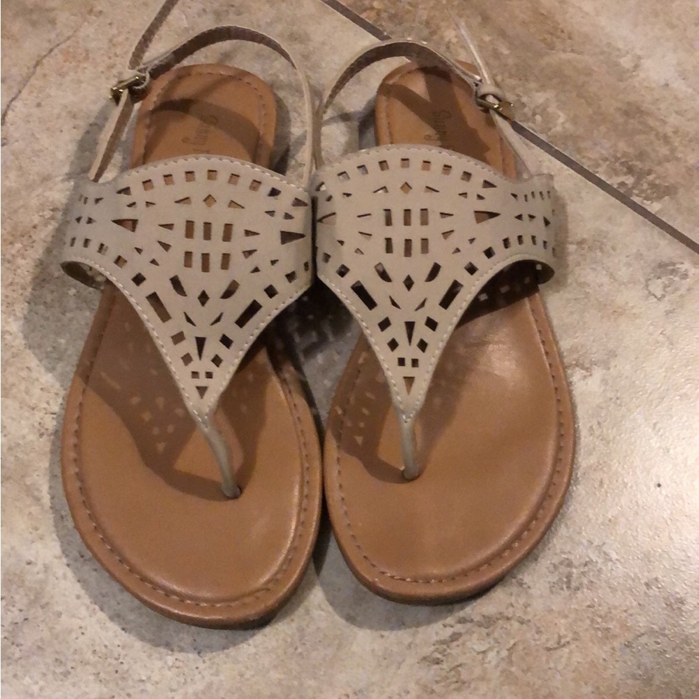 Women’s flat sandals. Beige 7.5